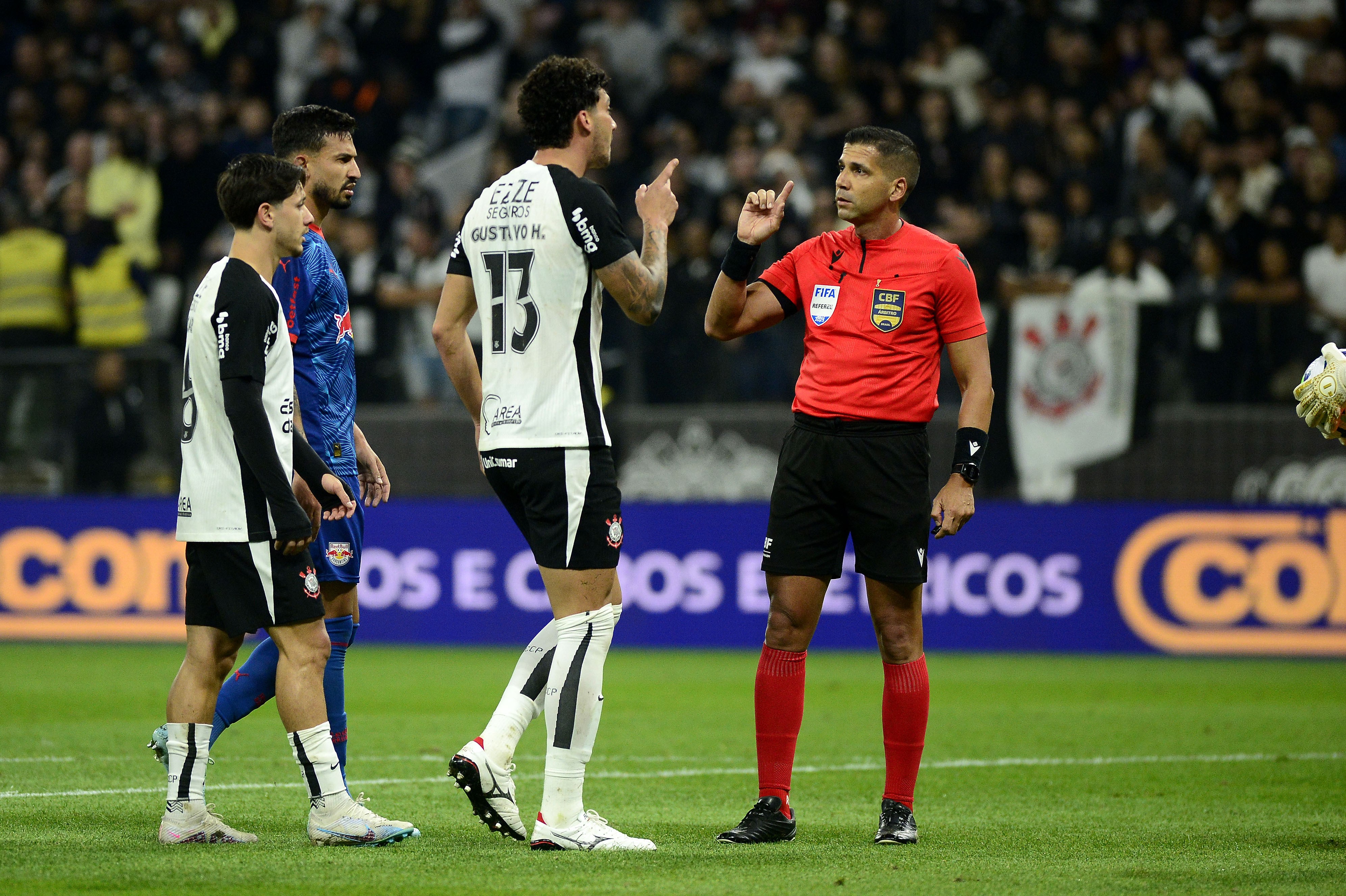 CBF apresenta análise do VAR sobre pênalti controverso em Timão x Bragantino