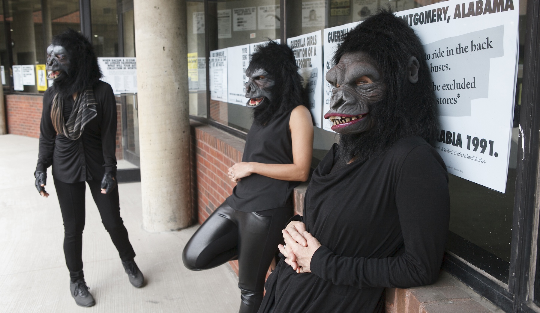 Guerrilla Girls combate a discriminação com arte provocativa em cartazes