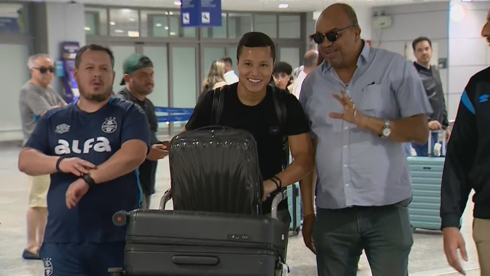 Marlon desembarca em Porto Alegre para assinar com o Grêmio (Foto: Rafael Lenz/RBS TV)