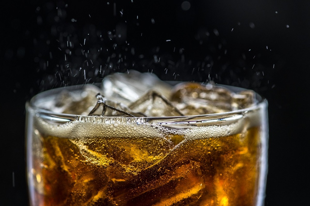 Consumo diário de refrigerante com açúcar afeta saúde e bem-estar do corpo