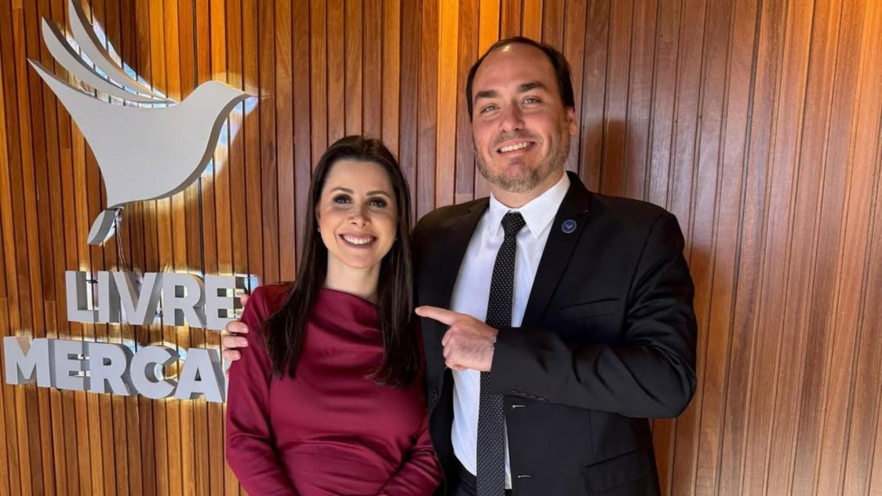 Carol De Toni e Carlos Bolsonaro se encontram em amistoso inesperado