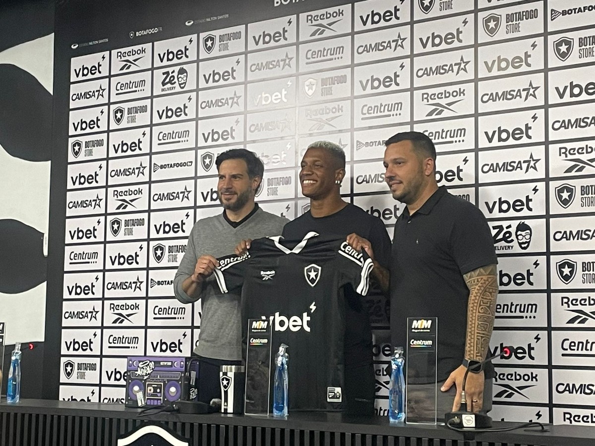 Botafogo apresenta Danilo com lançamento de camisa, mas ele não enfrenta o Corinthians