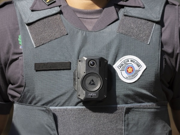 Câmeras nas fardas da PM de SP vão identificar rostos e placas de veículos