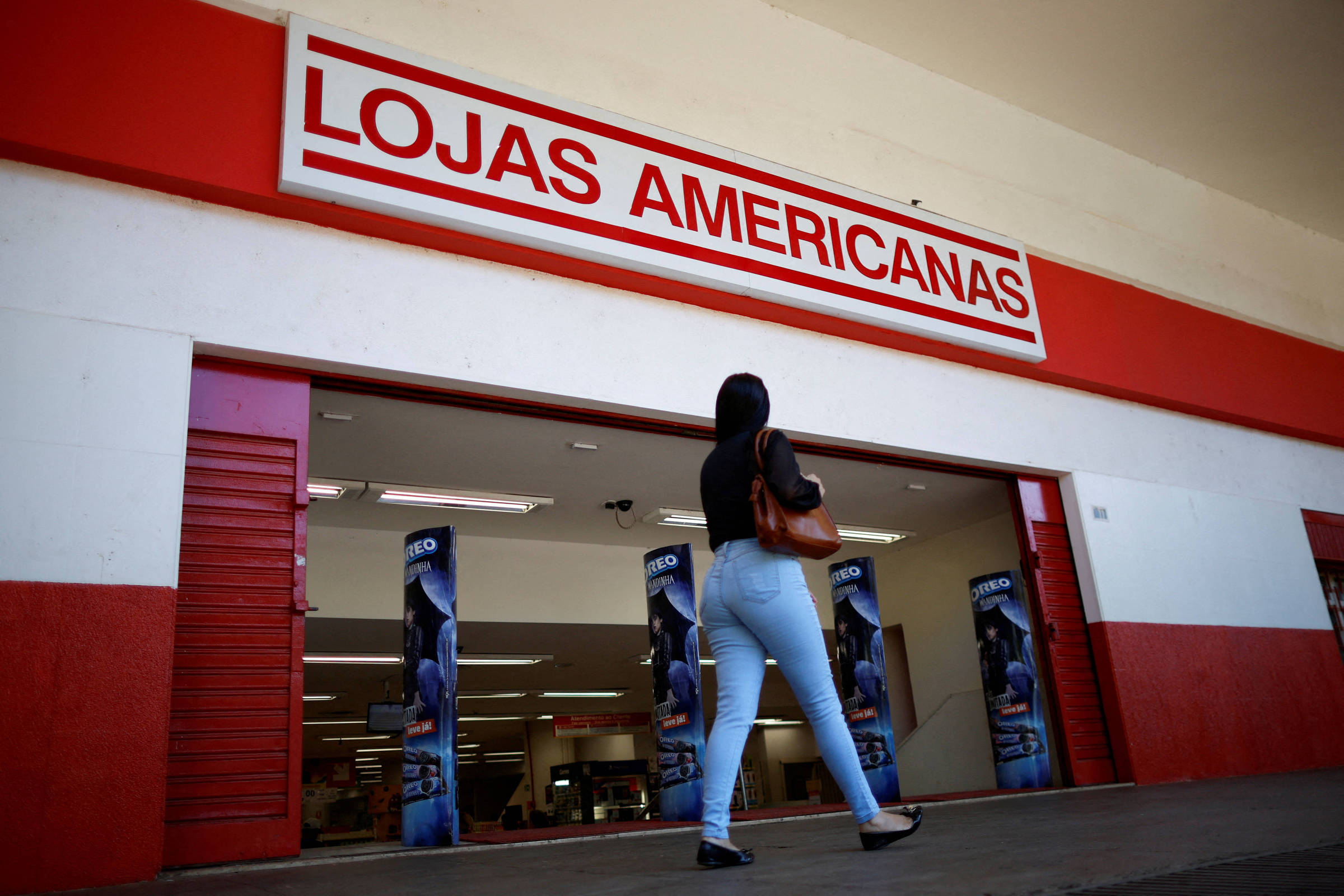 Mulher passa em frente a uma loja da Americanas em Brasília (Foto: Adriano Machado/Reuters)
