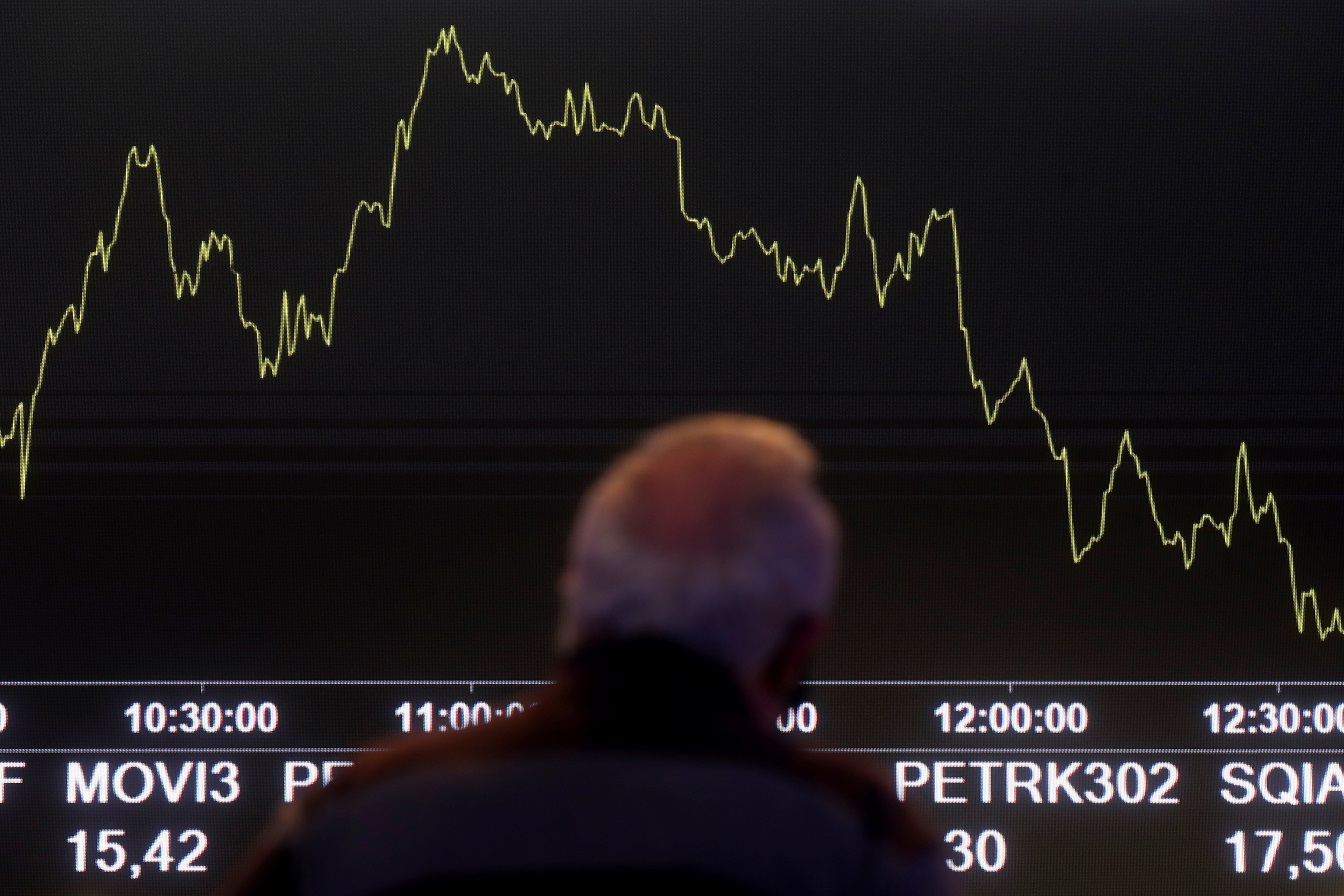 Homem observa painel na B3 (Foto: REUTERS/Amanda Perobelli)