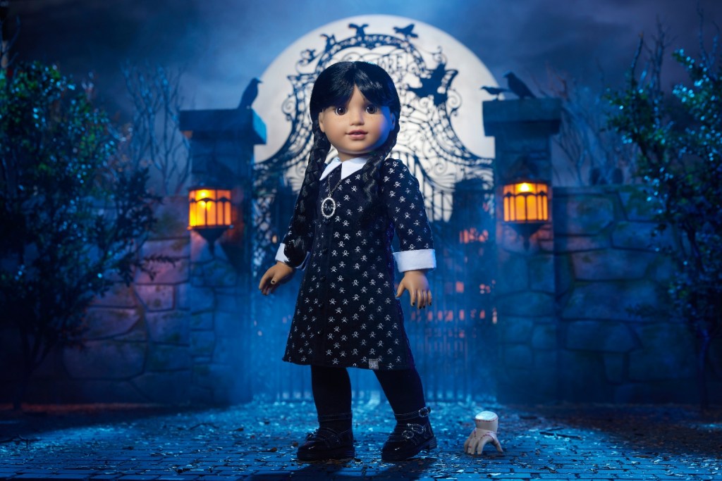 American Girl lança boneca da Mortícia Addams em celebração à renovação de 'Wednesday'