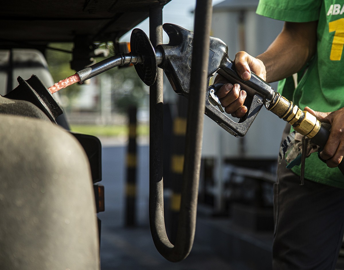Petrobras promoveu um corte de R$ 0,12 por litro no preço do óleo diesel nas refinarias (Foto: Hermes de Paula/Agência O Globo)
