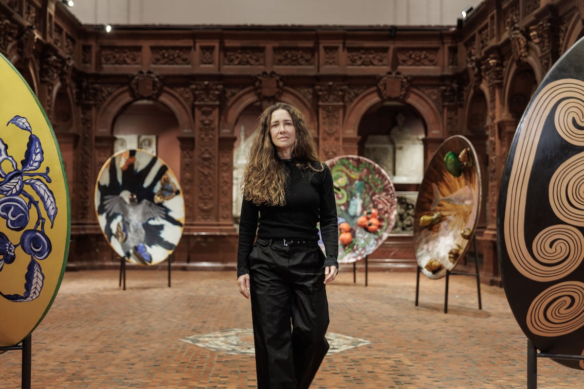 Adriana Varejão acompanhada de sua obra. (Foto: CORTESÍA)