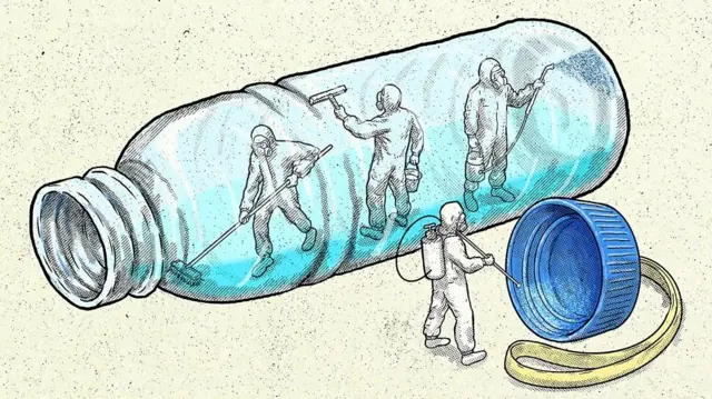 Mais bactérias entram na sua garrafa d'água. É preciso limpá-la com cuidado para evitar sua proliferação. (Foto: Gorka Olmo/ BBC)