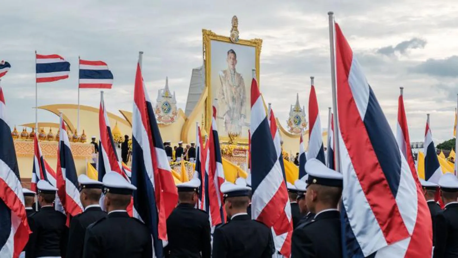 Bem-vindos os bem-intencionados que celebram o aniversário do rei da Tailândia, em Bangkok, no dia 28 de julho de 2024. (Foto: Getty Images)