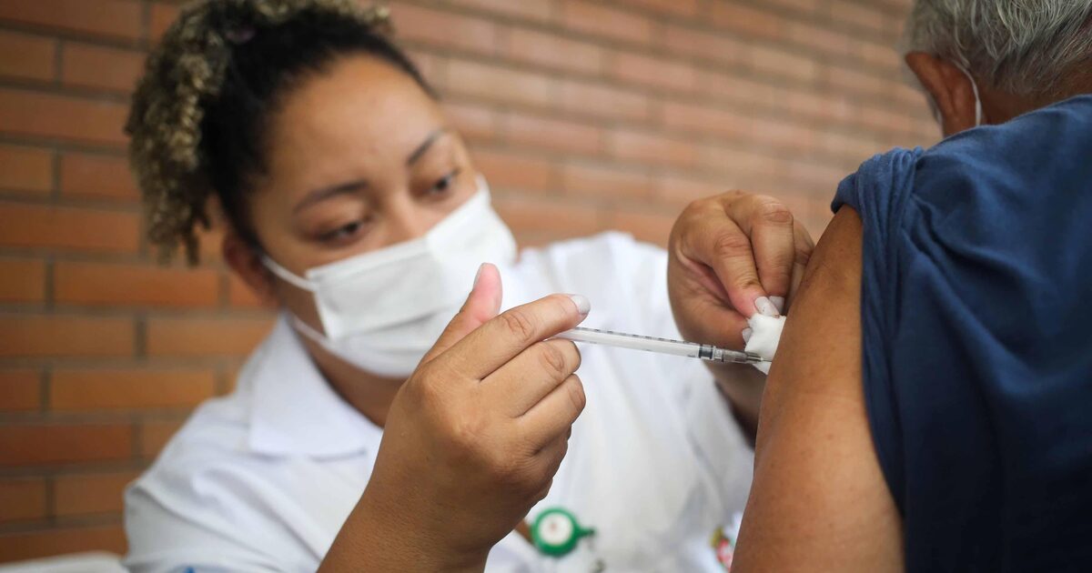 Baixa vacinação contra gripe em SP preocupa enquanto síndromes respiratórias aumentam no País