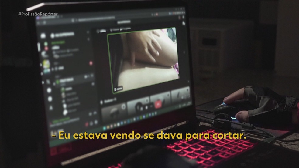 Menina é induzida a se automutilar durante transmissão ao vivo no Discord (Foto: Reprodução/TV Globo)