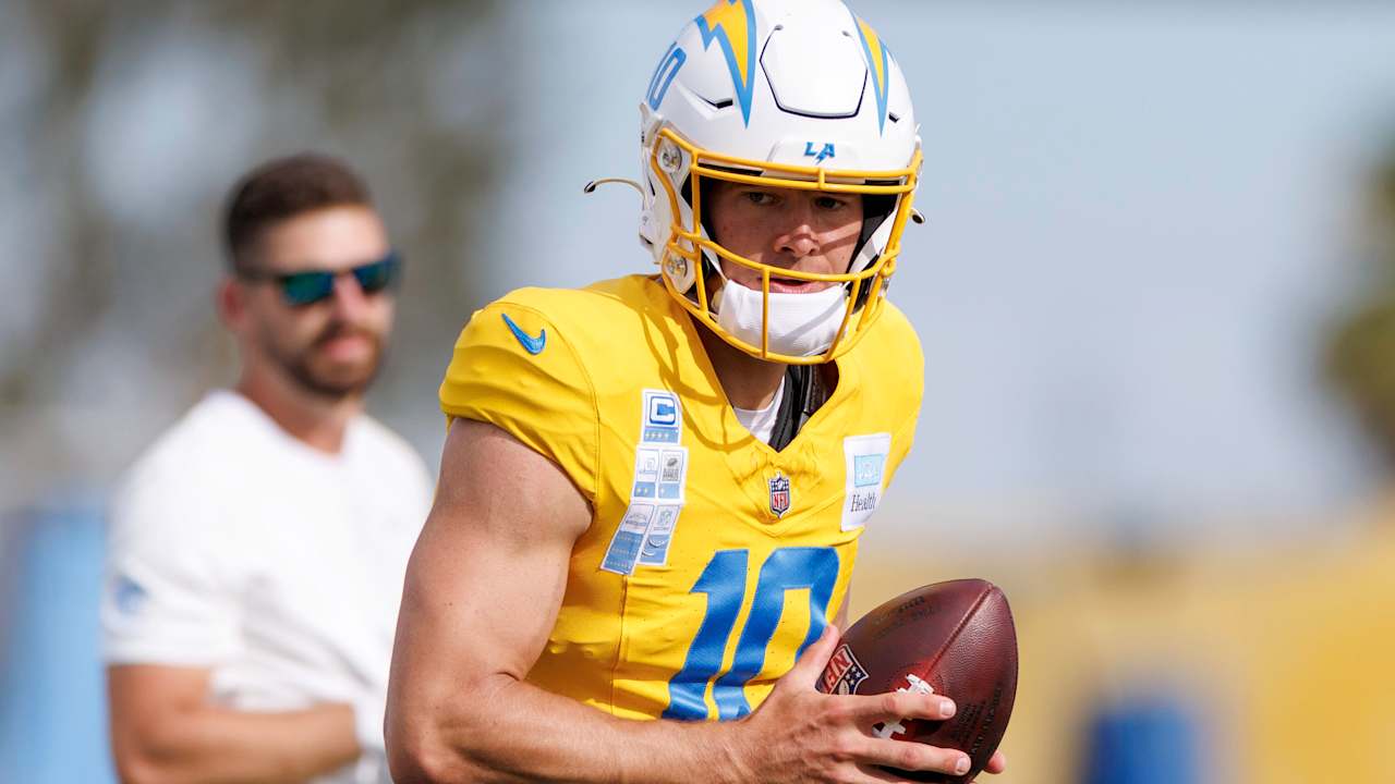 Harbaugh destaca que companheiros de Herbert precisam elevar seu desempenho
