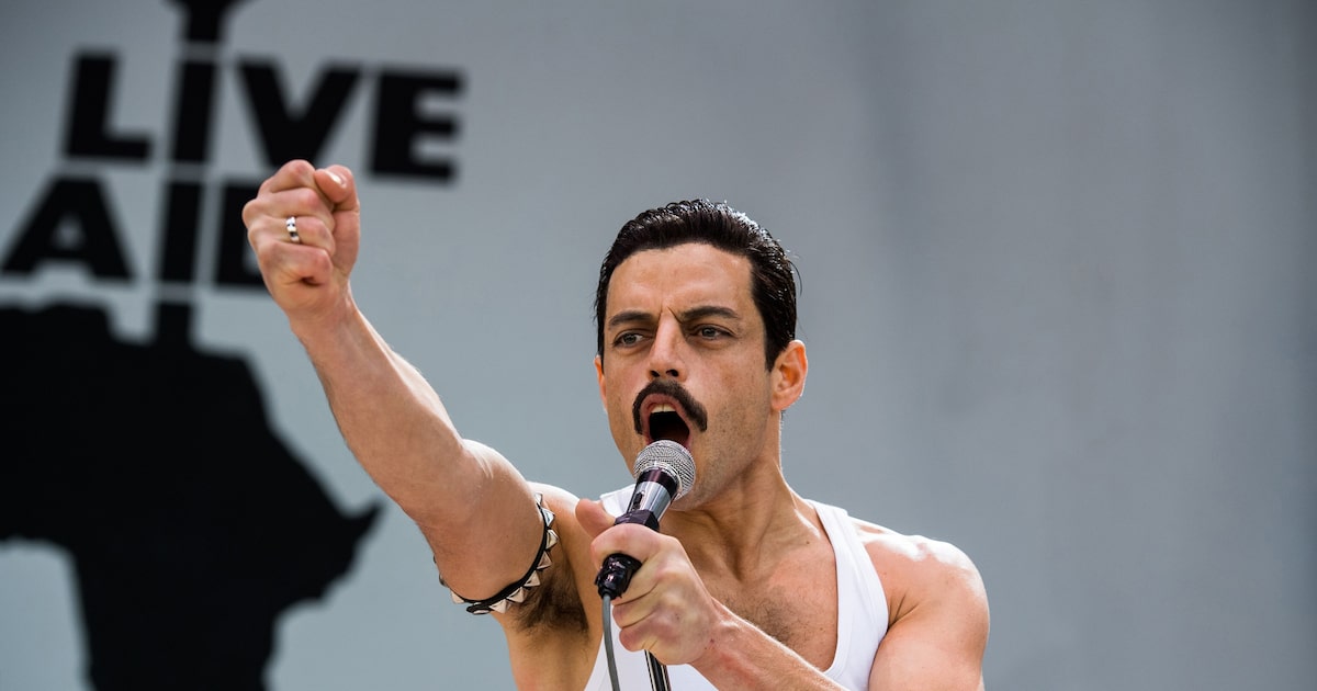 Rami Malek interpreta Freddie Mercury em um show de atuação (Foto: Alex Bailey/20th Century Fox)
