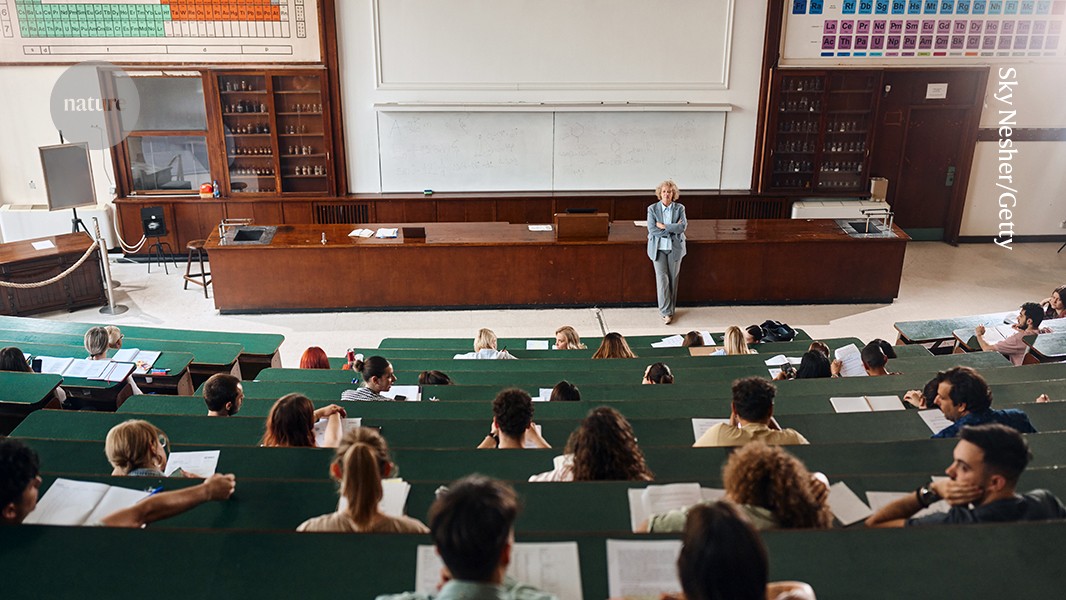 Para receber a titularidade, os professores dos Estados Unidos geralmente precisam lecionar um certo número de cursos e demonstrar conquistas, como a obtenção de bolsas de pesquisa. (Foto: Sky Nesher/Getty)