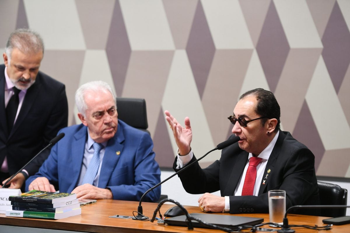 Senador Jorge Kajuru anuncia a retirada da Proposta de Emenda à Constituição (PEC) que busca acabar com a reeleição para presidente, governadores e prefeitos da pauta da Comissão de Constituição e Justiça (CCJ), presidida por Otto Alencar. (Foto: Edilson Rodrigues/Agência Senado)