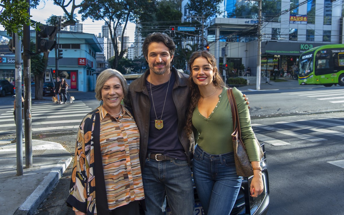 Romulo Estrela e Sophie Charlotte gravam 'Três Graças' nas ruas de São Paulo