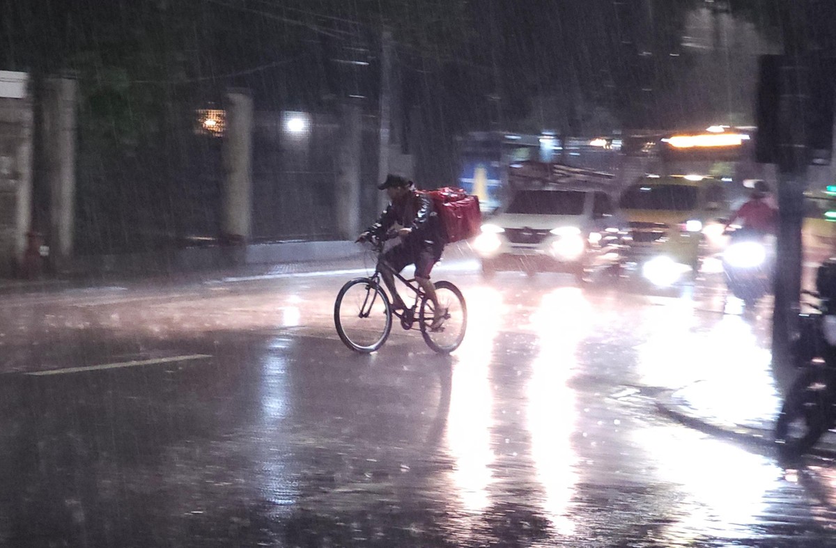 Chuva atinge bairros do Rio na noite desta segunda-feira, como Botafogo (foto) (Foto: Felipe Grinberg / Agência O Globo)