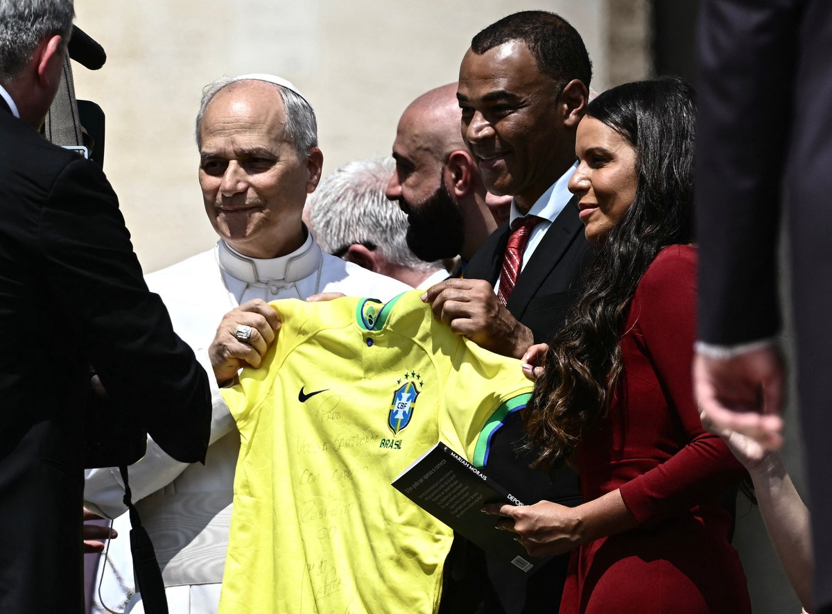 Cafu entrega camisa da seleção brasileira ao Papa durante visita ao Vaticano