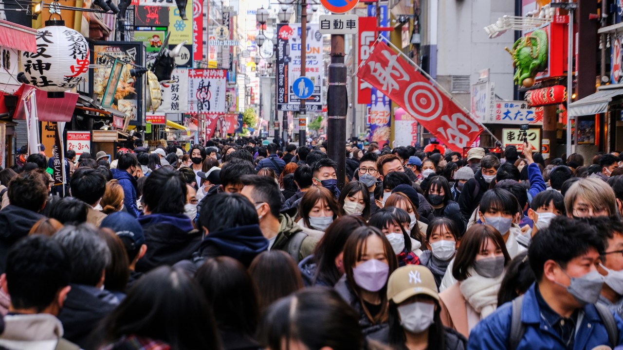 Pessoas fazem compras nas ruas de Shinsaibashi, em Osaka, Japão (Foto: James Matsumoto/Getty Images)  
Homem tira fotos de um brinquedo que leva na mão e das flores de cerejeira no Parque Ueno, em Tóquio, Japão (Foto: Richard A. Brooks/AFP)
