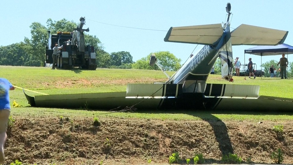Avião capota ao tentar pousar em jardim nos Estados Unidos, assista ao vídeo