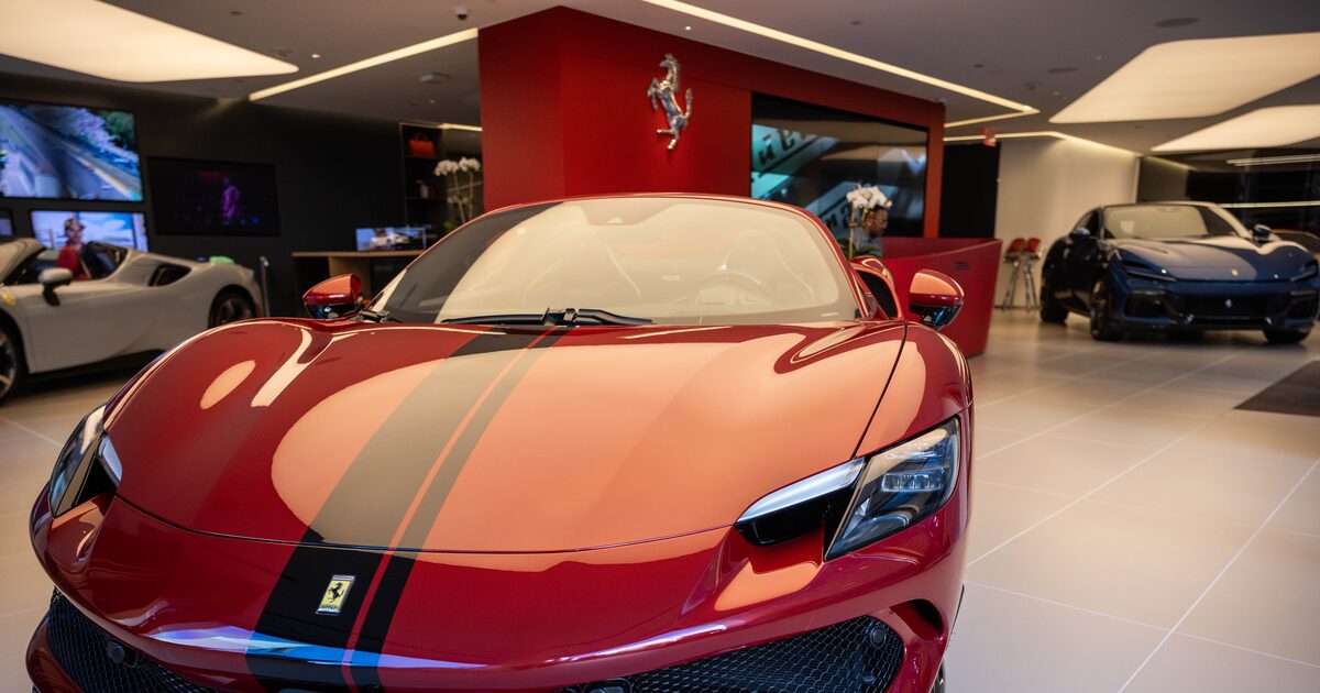Ferrari aumenta lucro, mas ações caem com receita abaixo do esperado