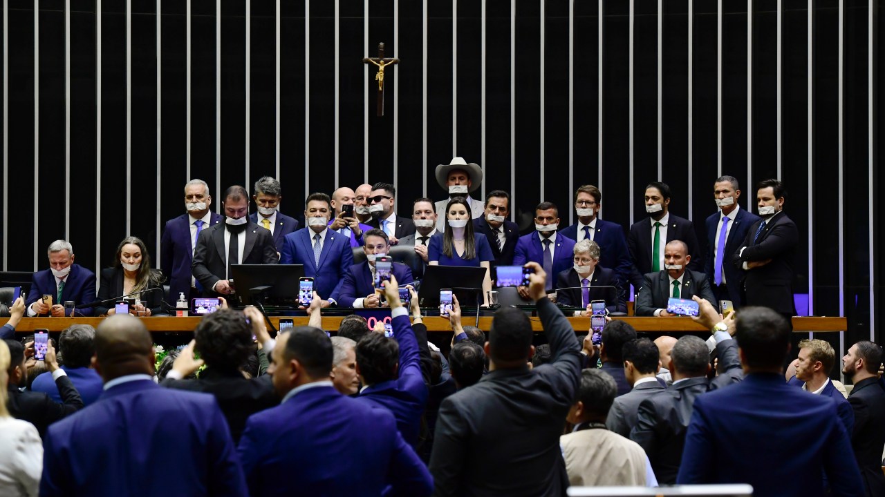 Senador enfrenta pressão bolsonarista para apoiar impeachment de Moraes