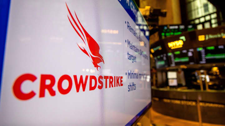 CrowdStrike Holdings Inc. com a sinalização no piso da Bolsa de Valores de Nova York em 22 de julho de 2024. (Foto: Michael Nagle | Bloomberg | Getty Images)