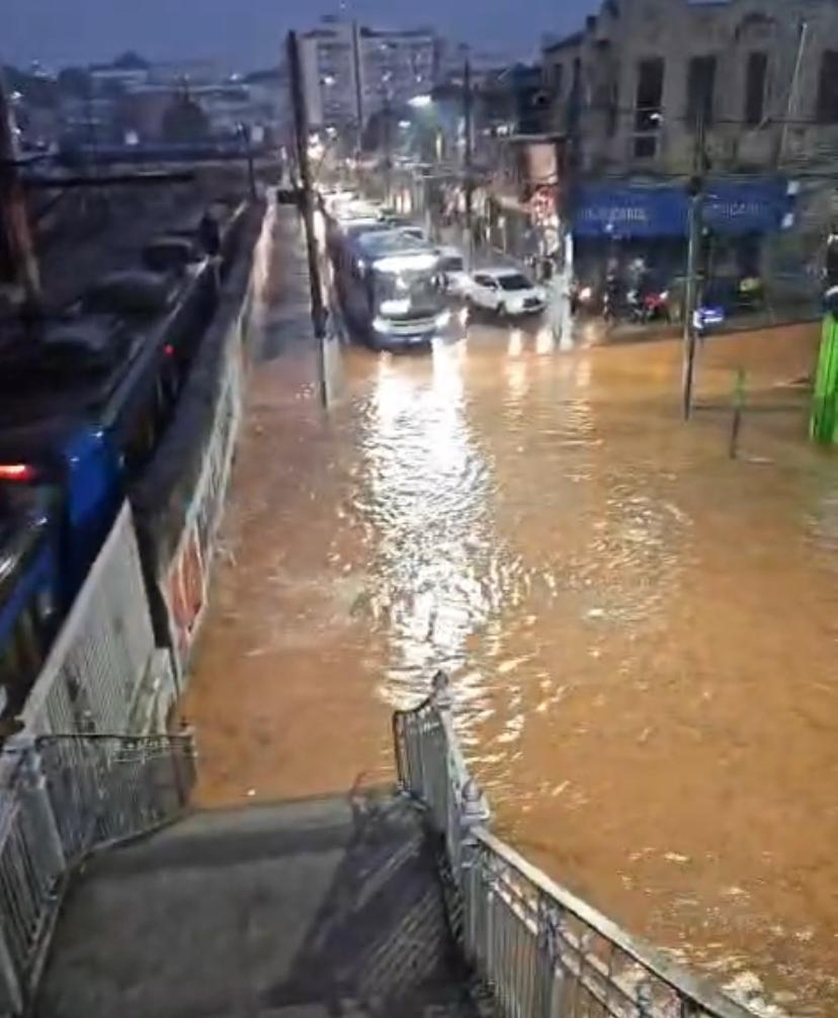 Rio enfrenta forte chuva e alagamentos em diversas ruas nesta sexta-feira