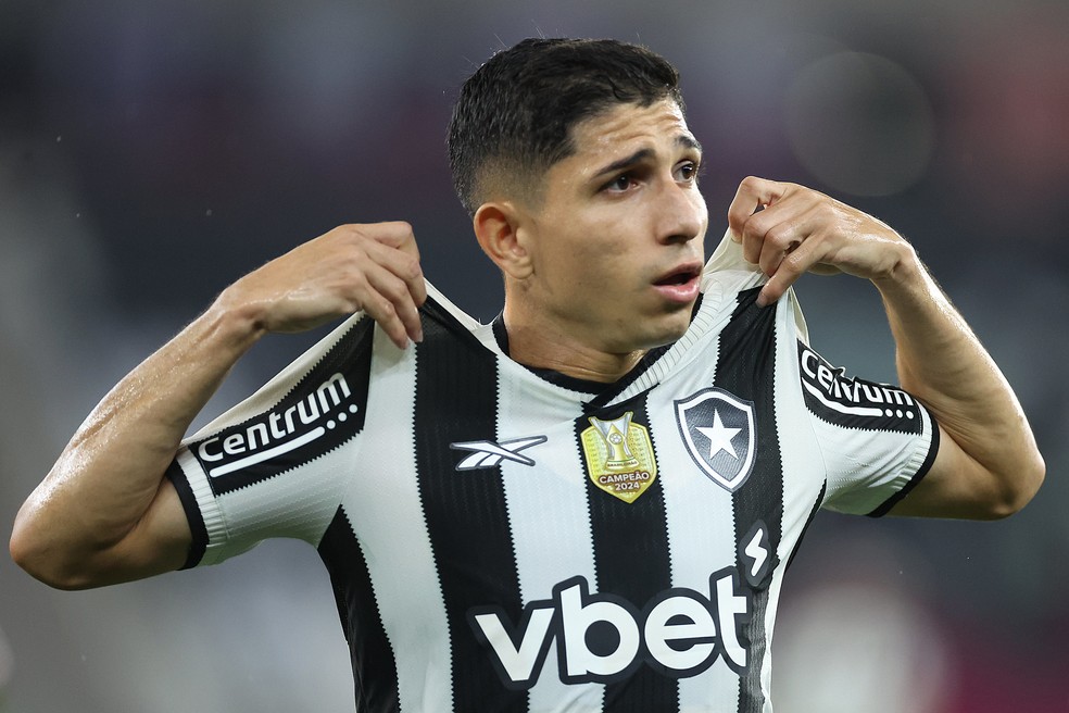 Savarino destaca o 10 nas costas em Botafogo 2 x 2 São Paulo, pelo Brasileiro (Foto: Vitor Silva/BFR)