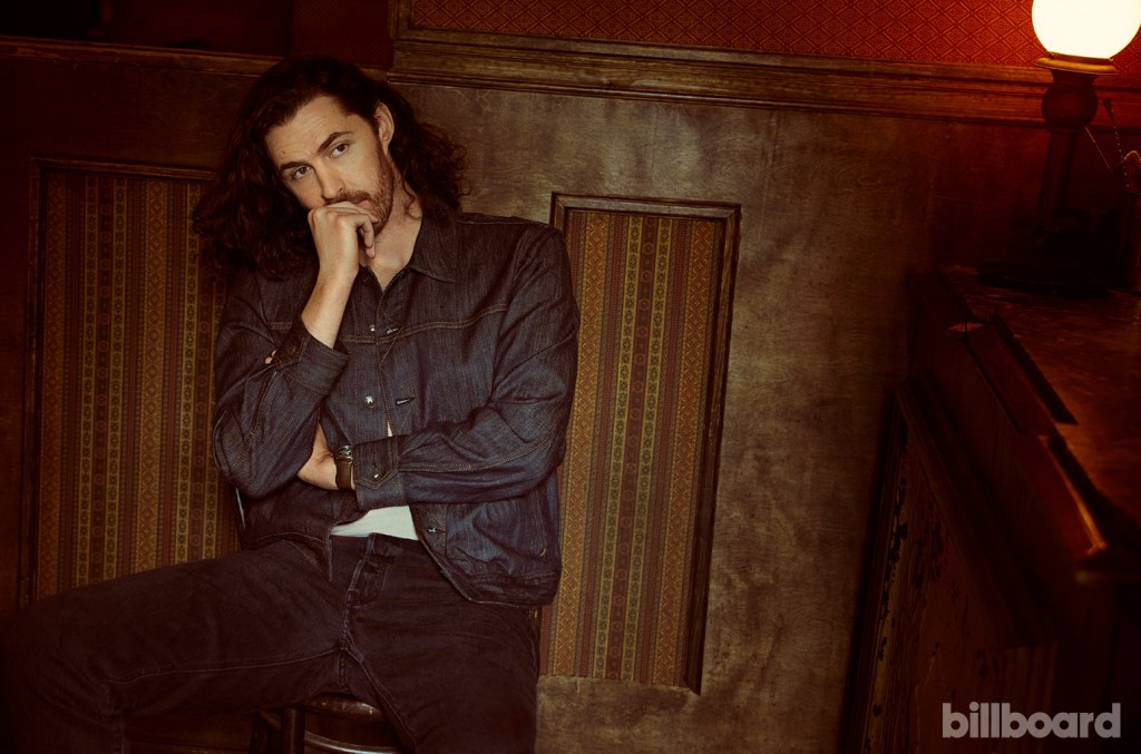 Hozier conquista o primeiro lugar na parada de músicas de TV com 'Work Song'