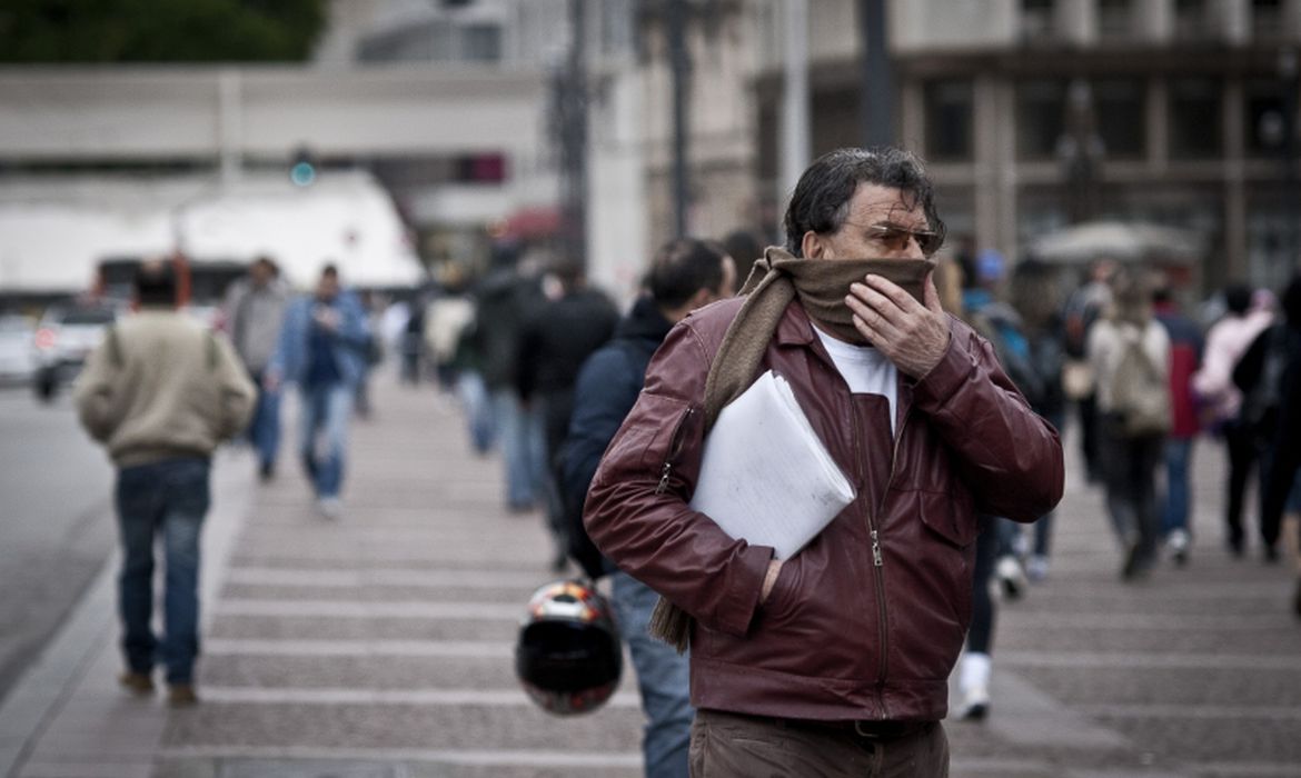 Frente fria atinge Brasil nesta quinta-feira, afetando diversos estados