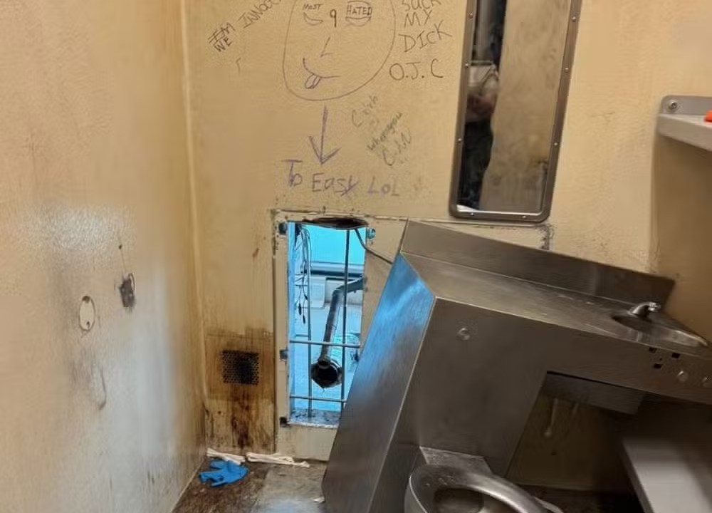 Cinco detentos fogem em ação ousada e ainda estão foragidos nos EUA