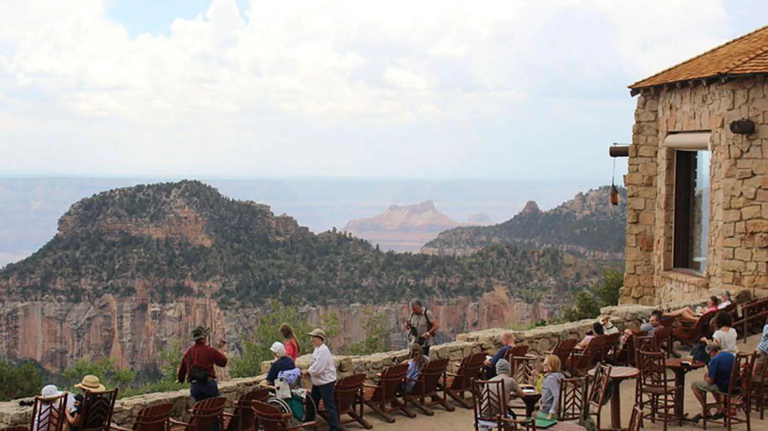 Locais e turistas lamentam fechamento do icônico Grand Canyon Lodge