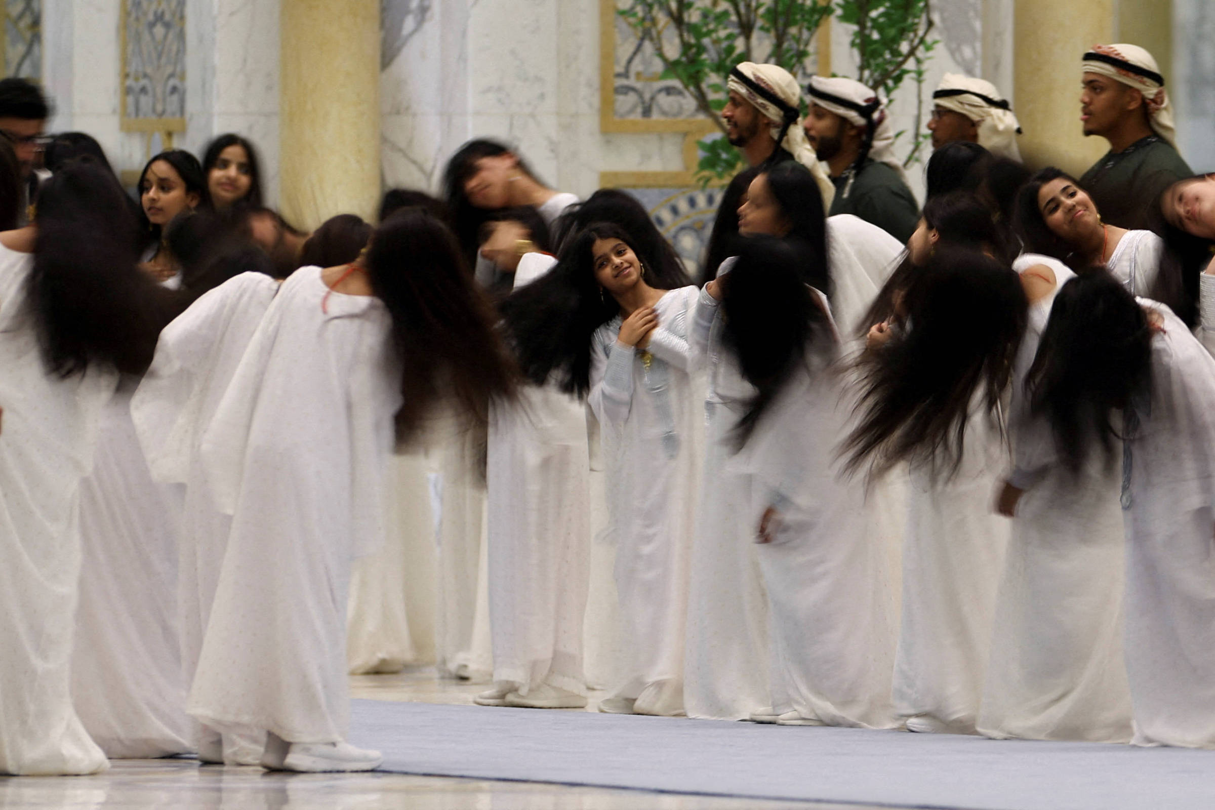 Emirados Árabes recebem Trump com dança tradicional e vídeo emocionante