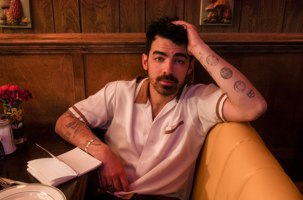 Joe Jonas conquista seu primeiro top 10 na Billboard com novo álbum solo