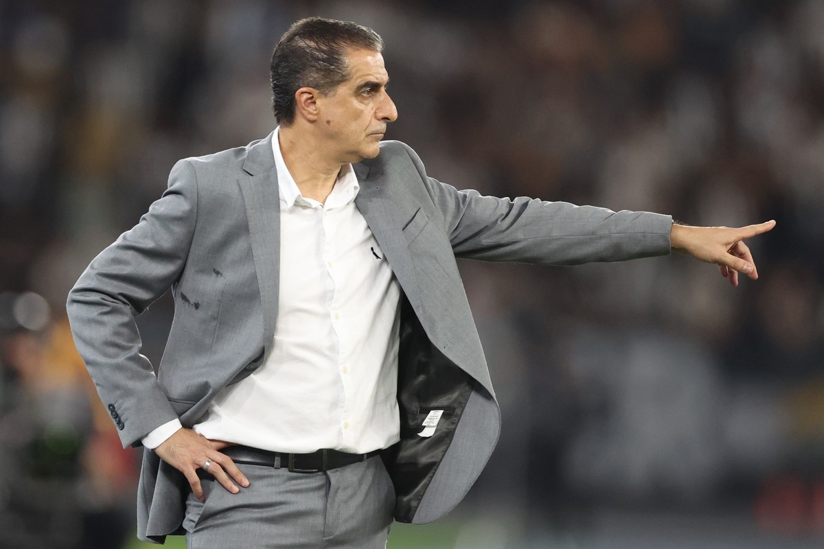 Textor explica demissão de Renato Paiva por quebra de princípios no Botafogo