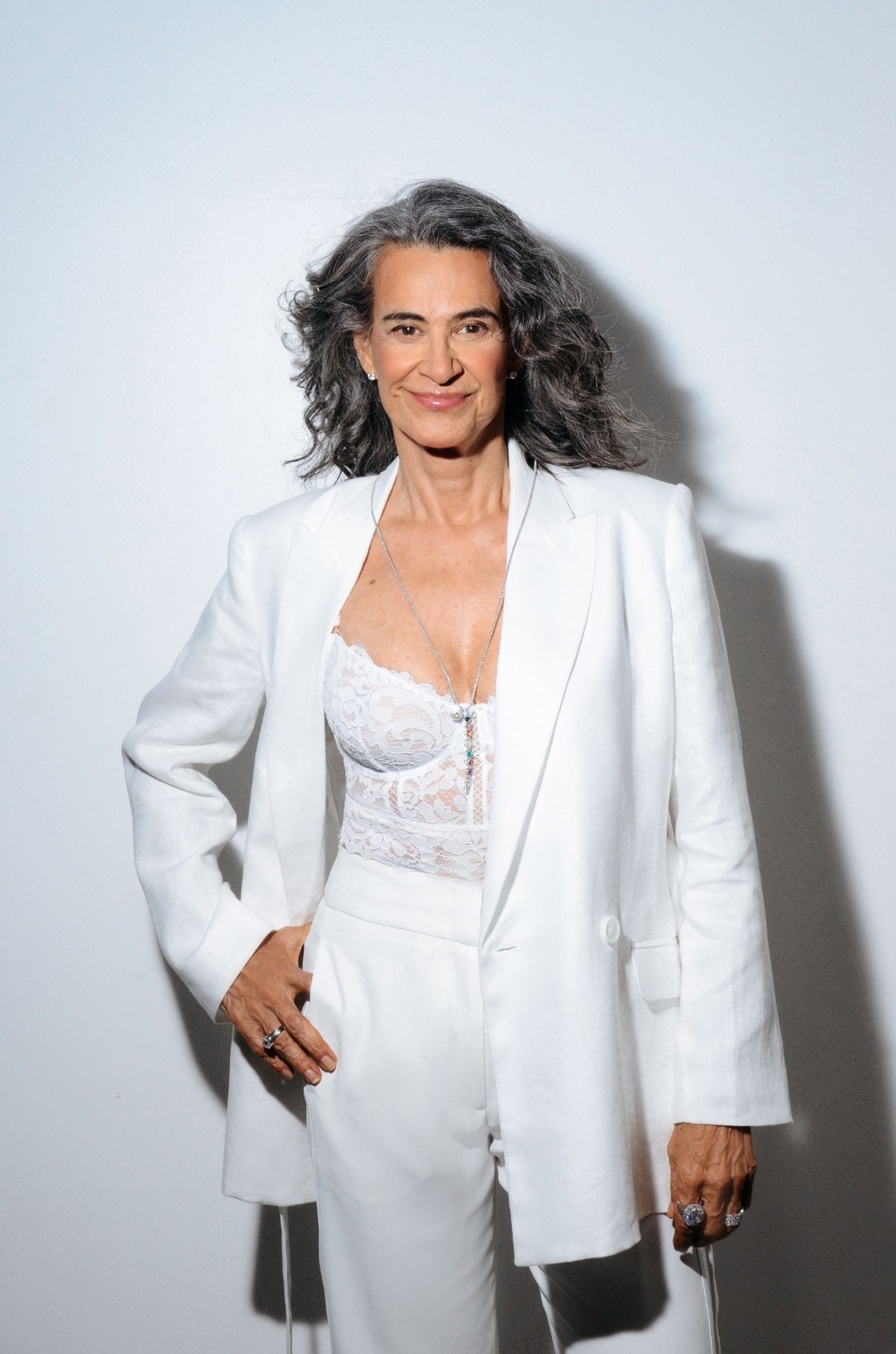 Simone comemora 50 anos de carreira com show especial no Qualistage e descontos para assinantes