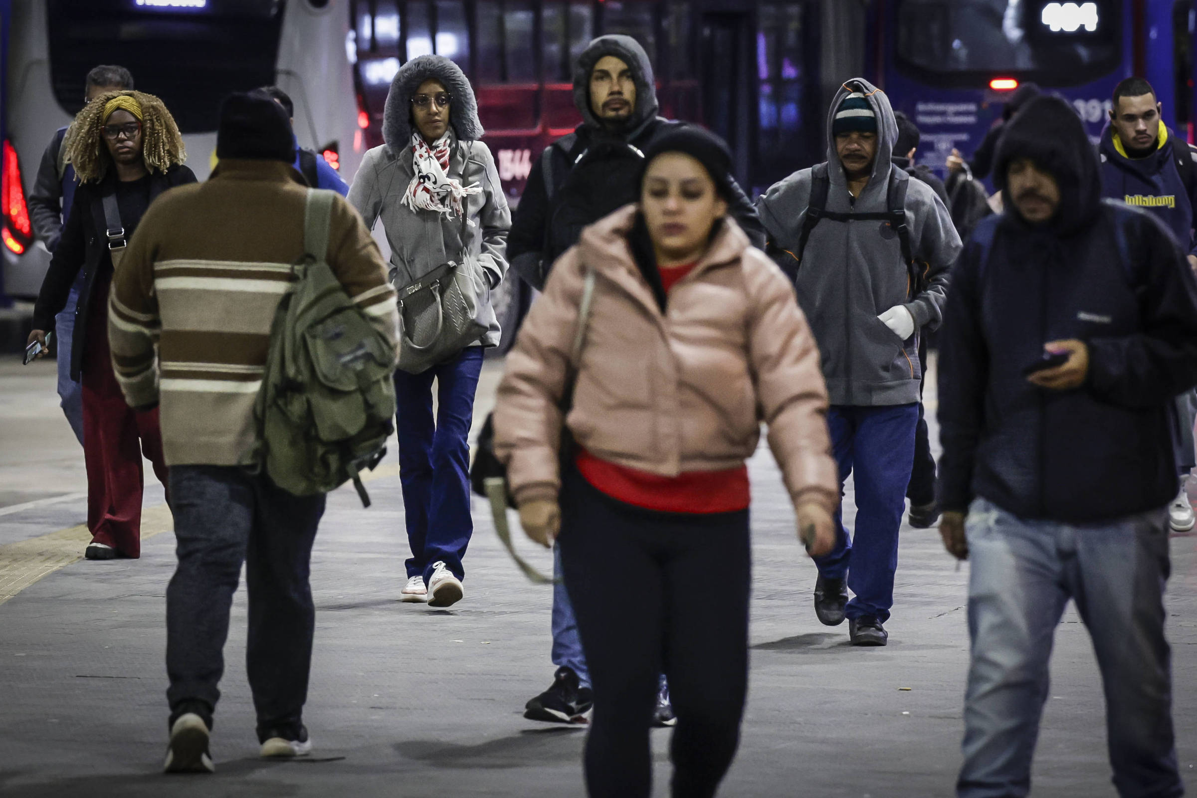 Frente fria traz chuvas e queda de temperatura em São Paulo nesta terça-feira
