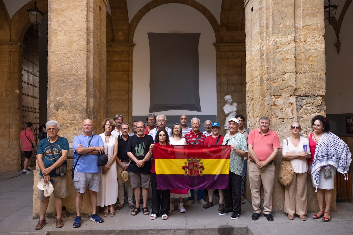 Universidade de Sevilla remove placa de Franco, mas ignora vítimas da repressão