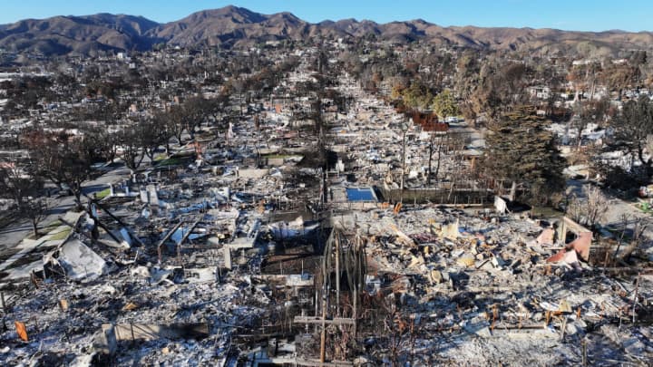 Uma vista aérea de casas destruídas no incêndio de Palisades em 27 de janeiro de 2025 em Pacific Palisades, Califórnia. (Foto: Mario Tama/Getty Images)