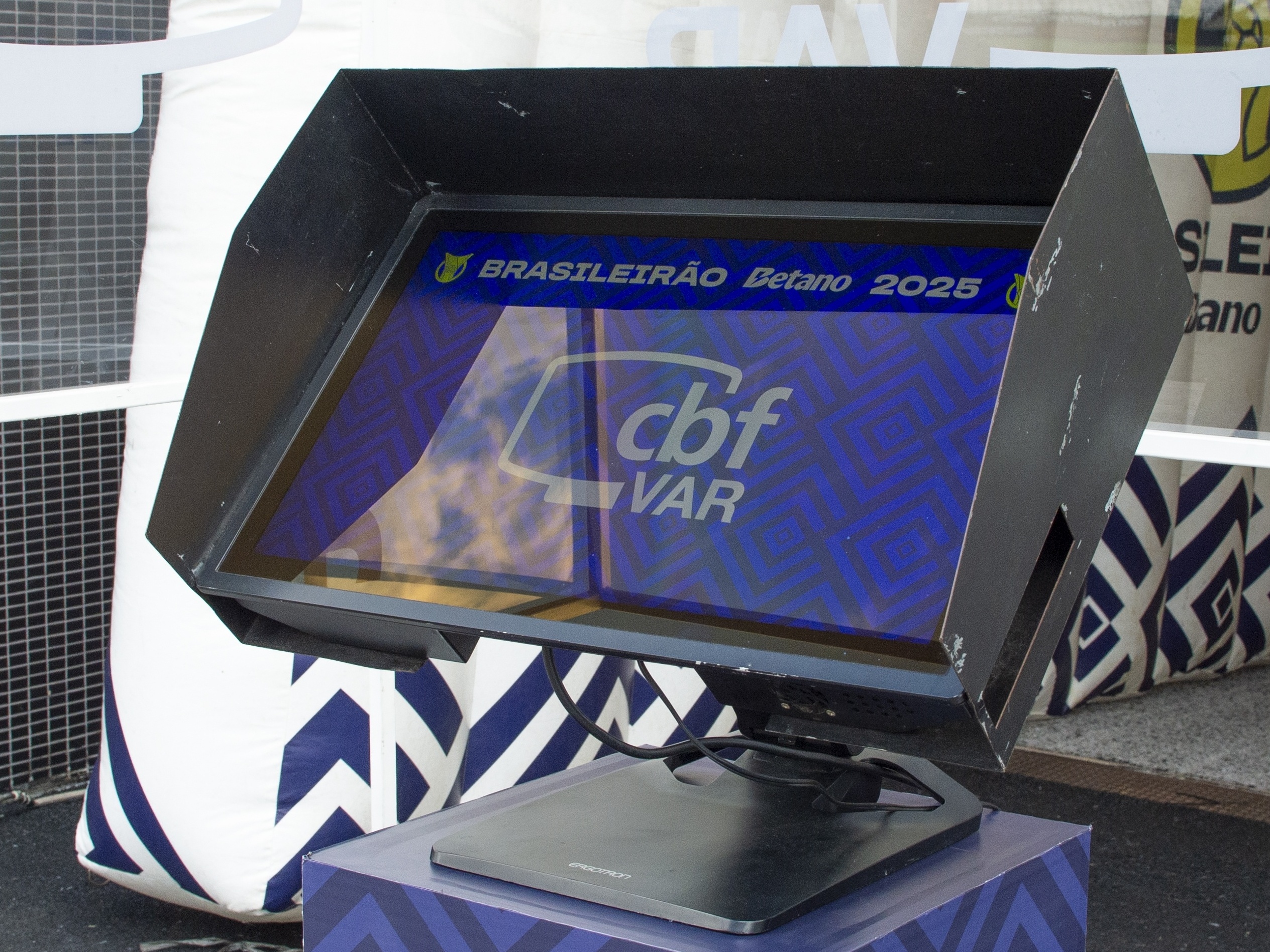 Monitor do VAR utilizado na partida entre Corinthians e Sport na Neo Química Arena pelo Campeonato Brasileiro 2025 (Foto: Anderson Romao/AGIF)