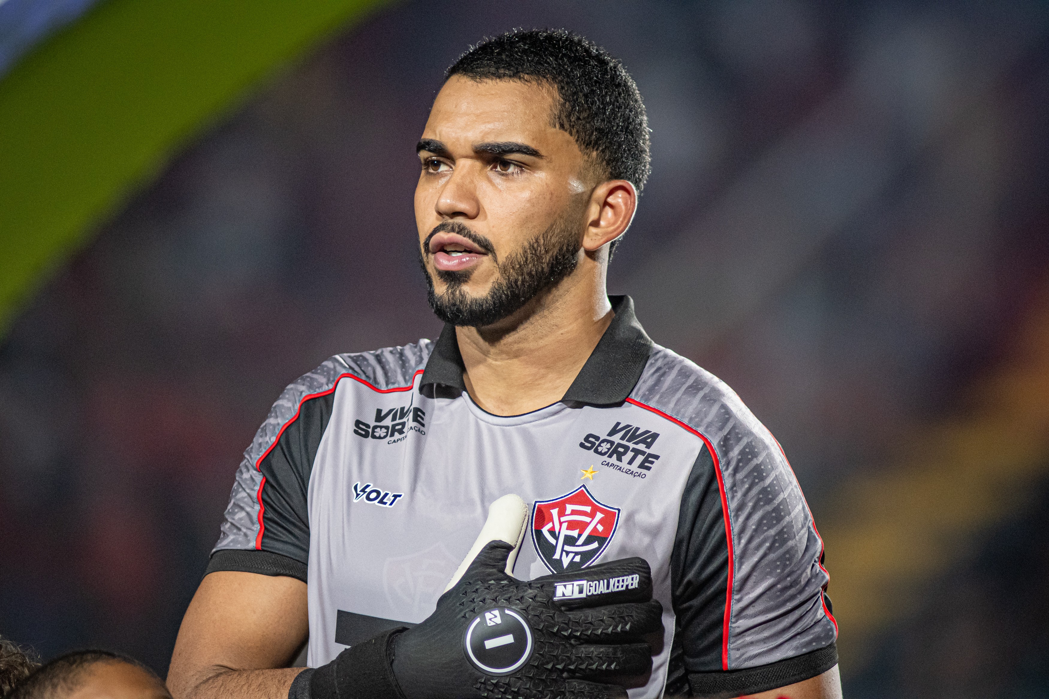 Goleiro do Vitória comete falha incrível e é eliminado na Sul-Americana