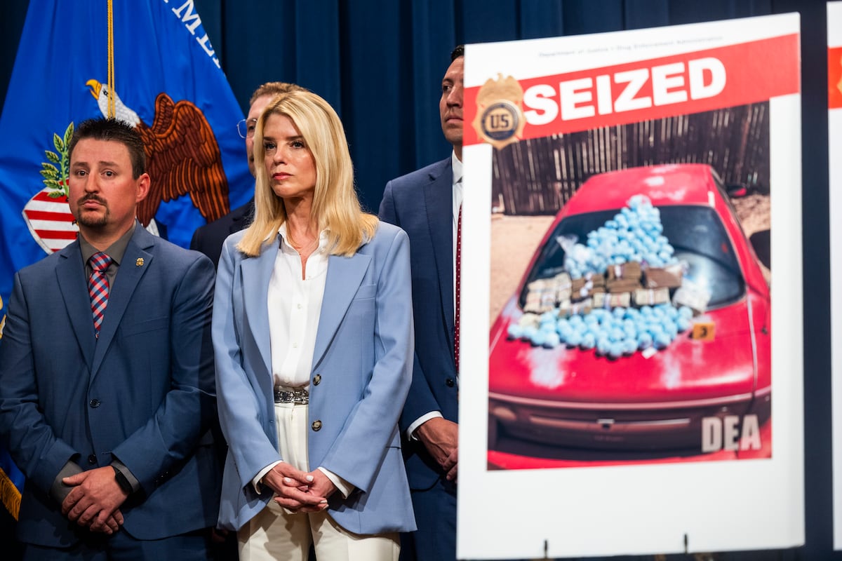 Pam Bondi durante uma conferência de imprensa no Departamento de Justiça em Washington, em 6 de maio de 2025. (Foto: JIM LO SCALZO/EFE)