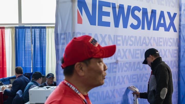 Newsmax estreia na bolsa com alta de mais de 700% e se torna a quarta maior emissora de notícias a cabo