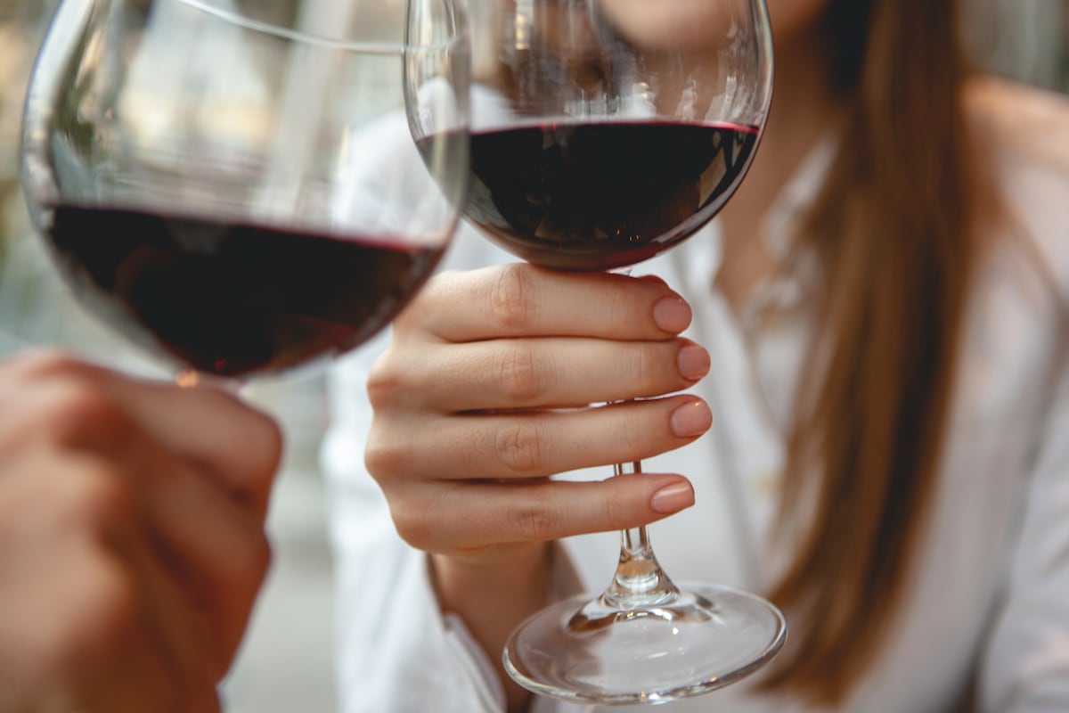 Jovens reduzem consumo de vinho e celebram novas escolhas saudáveis