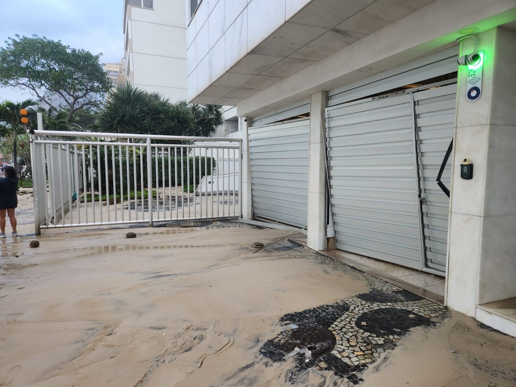 Ressaca forte interdita orla do Leblon e arrasta carro pela avenida principal
