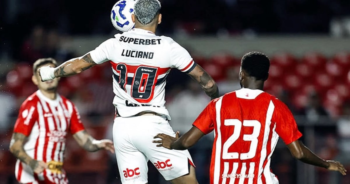 Luciano quebrou o jejum de doze jogos e marcou duas vezes para garantir a vitória do São Paulo no Morumbi. (Foto: Paulo Pinto/São Paulo)