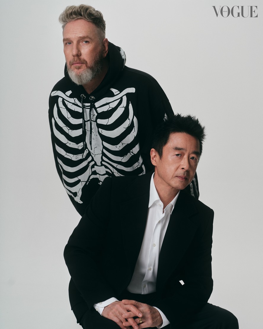 Alexandre Herchcovitch e Jum Nakao na edição de maio de 2025 da Vogue Brasil. Alexandre veste moletom Herchcovitch; Alexandre e Jum usam blazer Reinaldo Lourenço e camisa Boss (Foto: Vogue Brasil/Guilherme Nabhan)