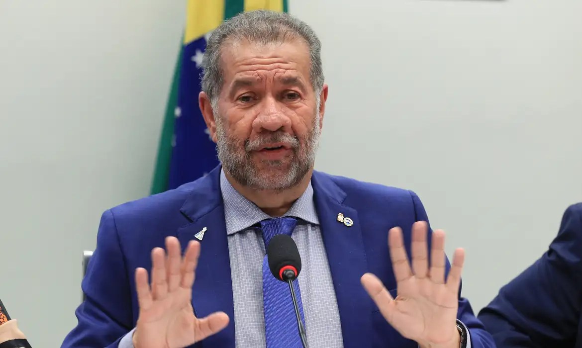 Ministro da Previdência, Carlos Lupi, fala em comissão na Câmara (Lula Marques/Agência Brasil) (Foto: Lula Marques/Agência Brasil)  
O ex-ministro e ex-presidente do PT, José Dirceu, em evento promovido pelo MST, em São Paulo (Pedro Pupulim/VEJA) (Foto: Pedro Pupulim/VEJA)